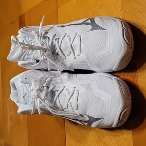 Mizuno Women's Wave Lightning Z6 Mid Volleyball Shoe